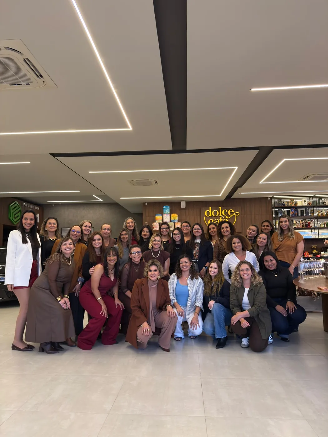 Foto da turma anterior do curso Imagem de Valor reunida no Dolce Café